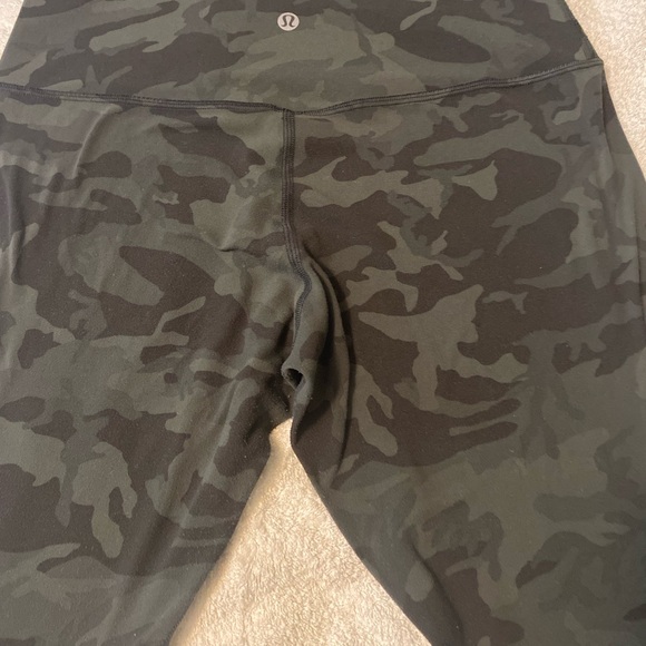 lululemon Align Pant II 25" in Incognito  multi gator green. Size 8. - Picture 3 of 7